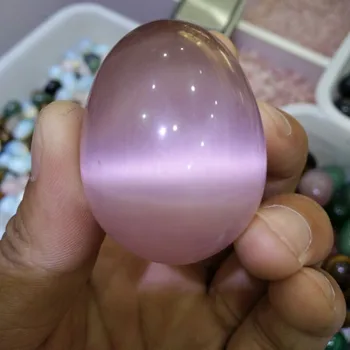 Kvartsi kristall, roosa kassi silmade muna.