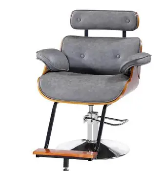 Retro juuksurisalongi juhataja ootab värvimine, kuum tool soeng tool juuksur hüdrauliline tool kapten õppetool töö.